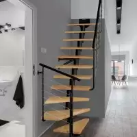 Μοντέρνα εσωτερική σκάλα Atrium από την Jerotech σε ξύλινη απόχρωση
