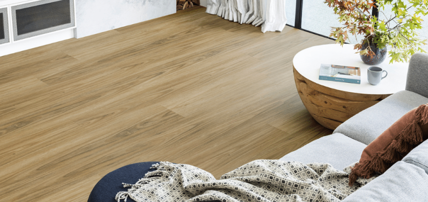 Βινυλικό δάπεδο LVT σε φωτεινό μοντέρνο χώρο – άνετο, ανθεκτικό και εύκολο στην τοποθέτηση