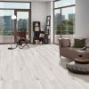 laminate jm3096 4 JM3096 Laminate 8mm AC4/32 με αρμό Krono-Original εγκατεστημένο σε μοντέρνο σαλόνι