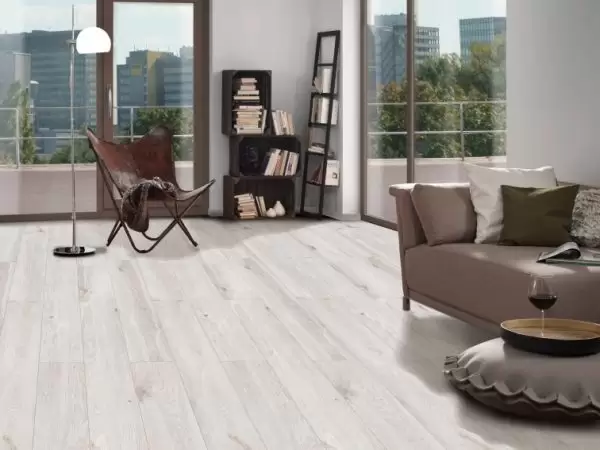 JM3096 Laminate 8mm AC4/32 με αρμό Krono-Original εγκατεστημένο σε μοντέρνο σαλόνι