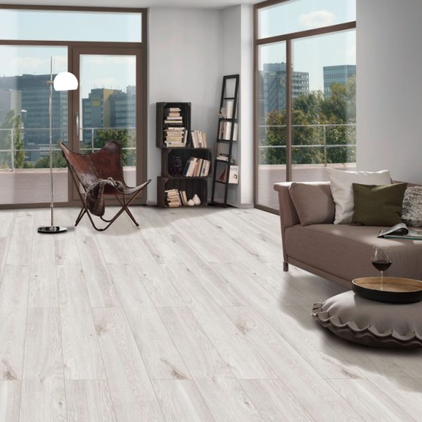 JM3096 Laminate 8mm AC4/32 με αρμό Krono-Original εγκατεστημένο σε μοντέρνο σαλόνι