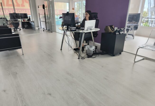 topothetisi laminatw 8mm jn3896 krono-original se grafeia